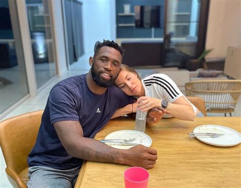  Shocking Revelation!  Siya Kolisi’s Unconventional Tattoo Unveiled at Exclusive Cape Town Gala